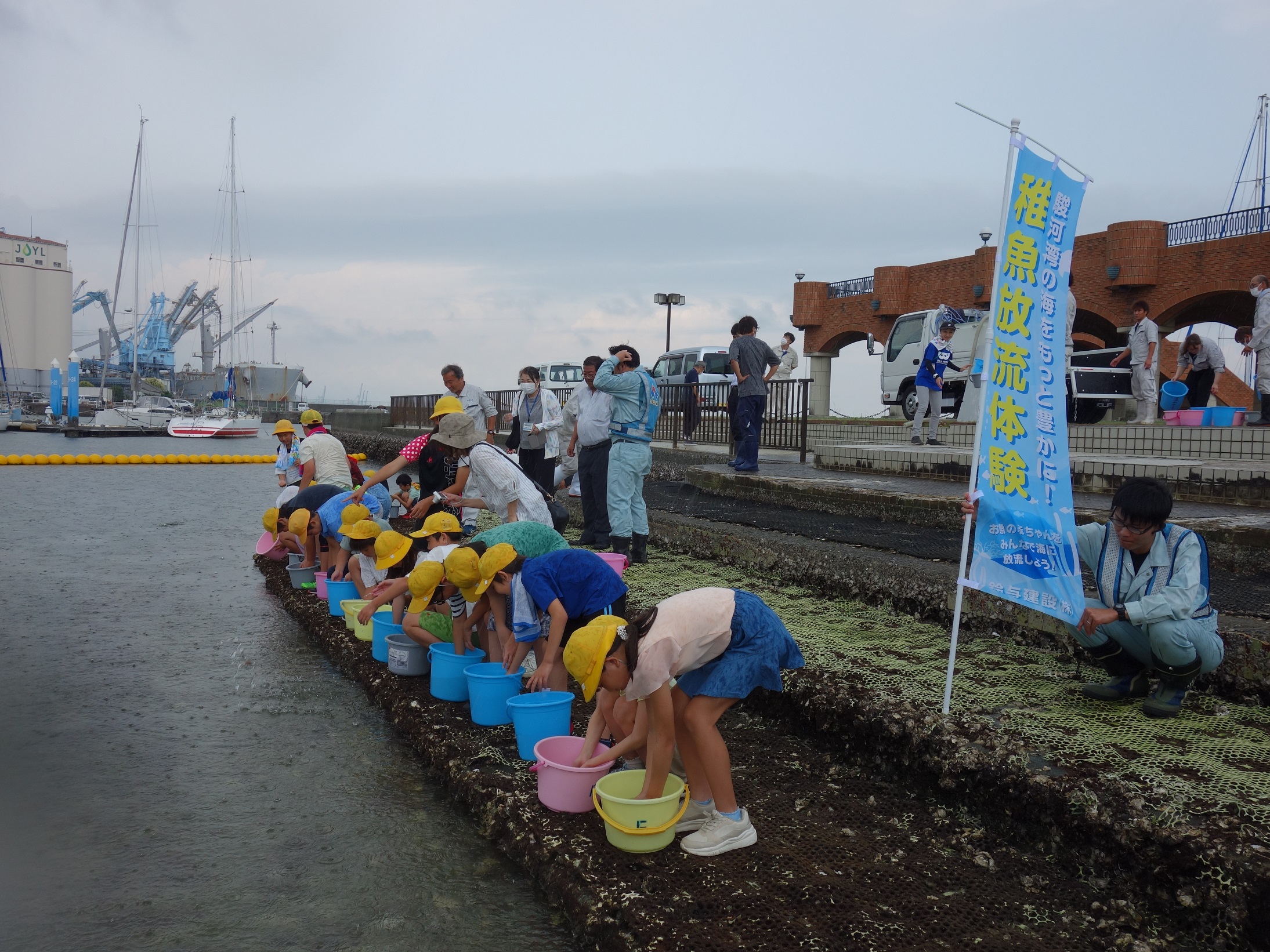 清水港のマリンパークにて真鯛の稚魚2,000匹放流体験！！
