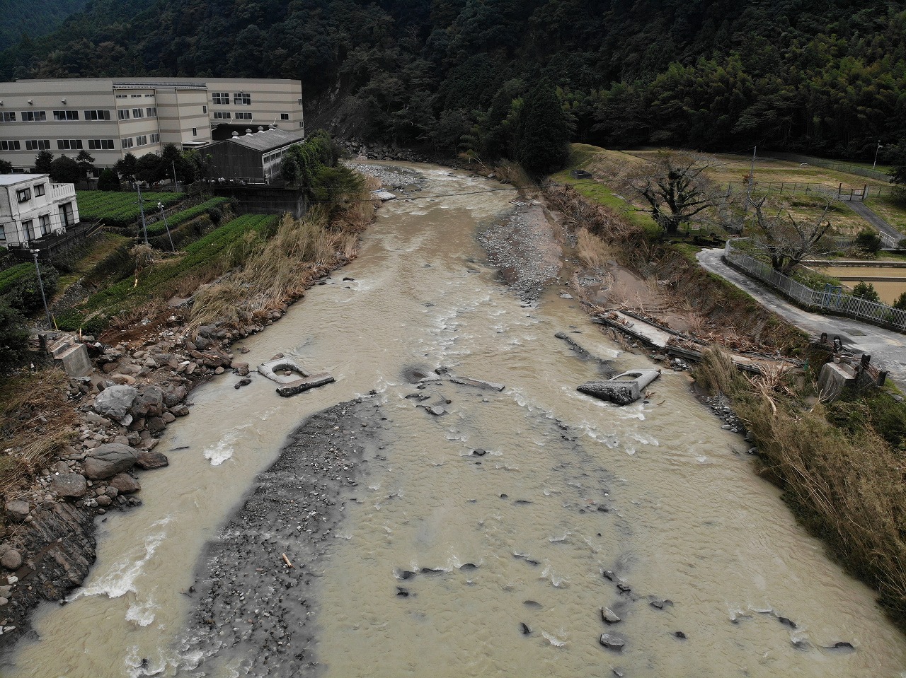 令和4年度　清市公災第9号　清地1号線（清水橋）道路災害応急仮工事