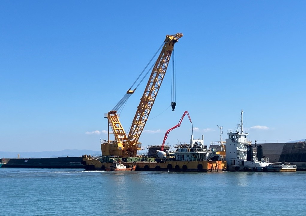 令和6年度　清水港改修工事（新興津防波堤1嵩上工）