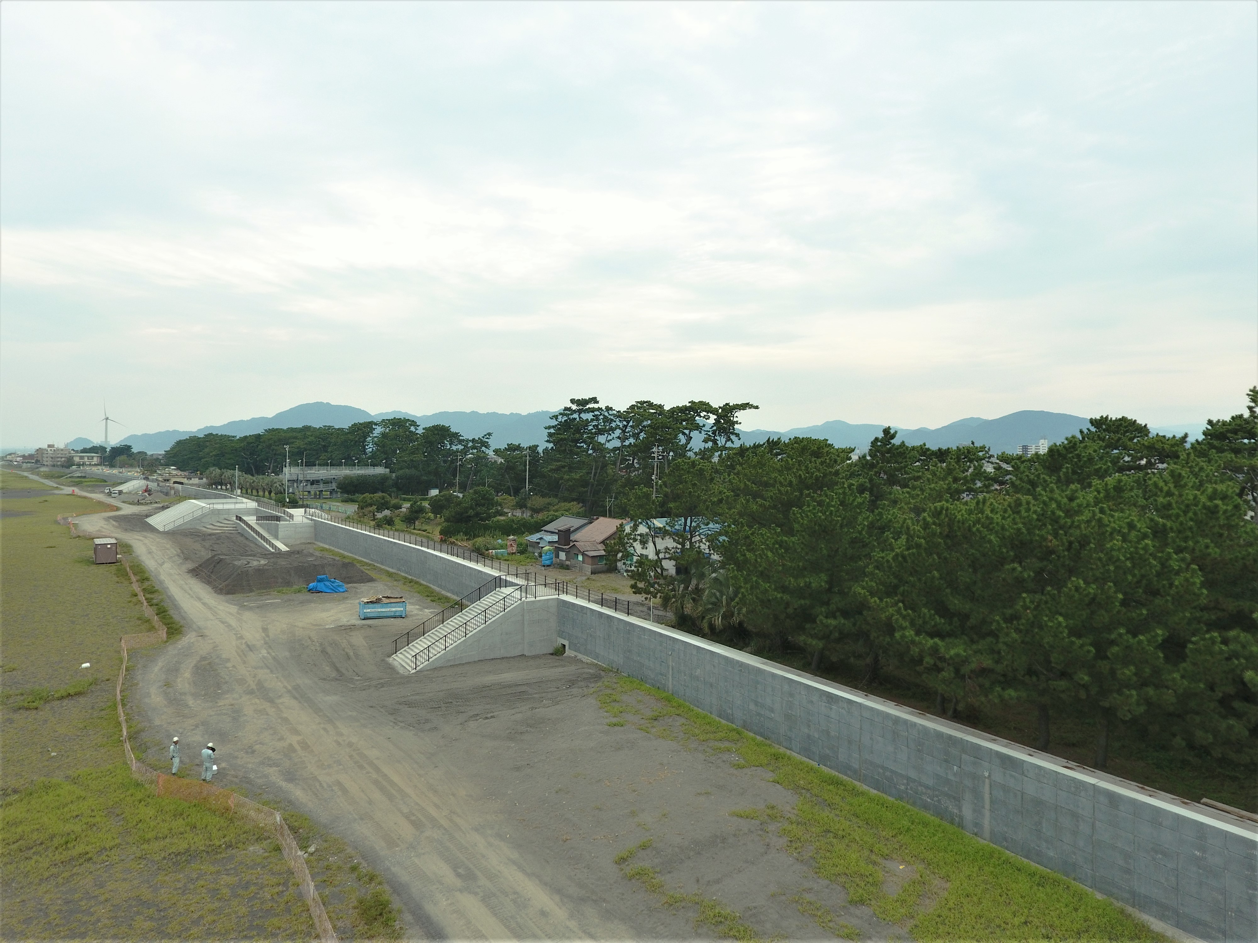 静岡海岸高潮対策工事（堤防嵩上工その15）