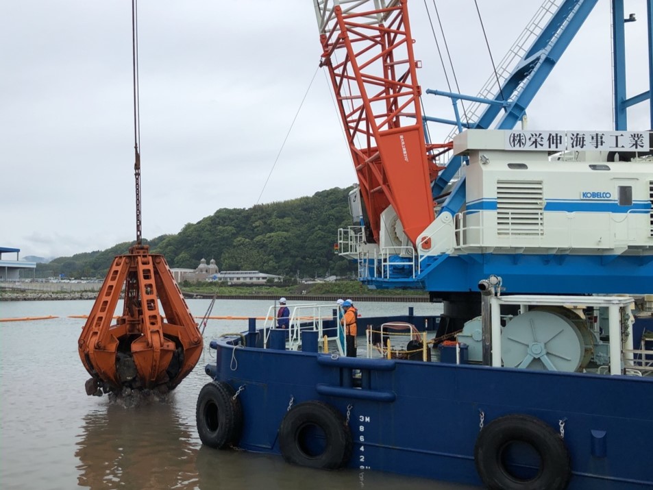 令和3年度　清水港改修工事（新興津船揚場護岸基礎捨石工）