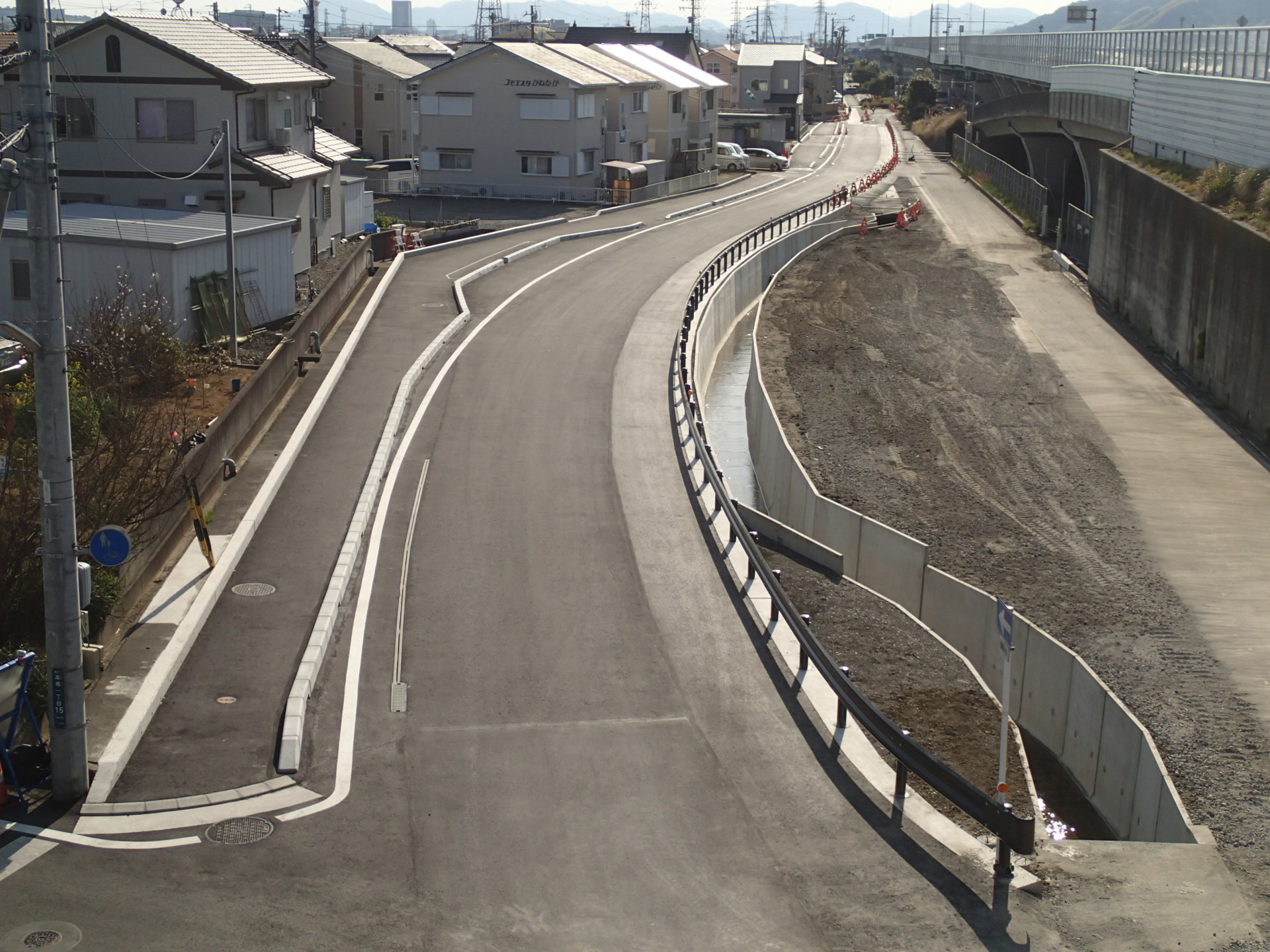 国道1号静清バイパス副道（下り線）及び飯田高架橋P5橋脚